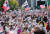 한글날 연휴 마지막 날인 10일 서울 종로구 세종대로 동화면세점 일대에서 자유통일당 등 보수단체 주최로 '자유통일을 위한 천만서명 국민대회' 집회가 진행되고 있다. 뉴스1