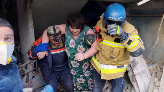 러, 크림대교 폭발 뒤 미사일 쐈다…아파트 폭격 최소 12명 사망
