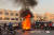 이란에서 반정부시위가 4주째 격화하는 가운데 지난 8일(현지시간) 수도 테헤란에서 불길에 휩싸인 오토바이 주변을 시위대가 둘러싸고 있다.