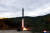 북한이 지난 4일 일본 상공을 통과해 태평양으로 발사한 미사일은 준장거리 탄도미사일(IRBM) '화성-12형'의 개량형으로 추정된다. 사진은 북한이 10일 공개한 '신형 지상 대 지상 중장거리 탄도미사일'의 발사 모습. 연합뉴스