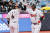 KT 박병호(오른쪽)가 10일 수원 NC 다이노스전 8회 말 2사 1루에서 대타로 나서 쐐기 2점홈런을 친 뒤 홈으로 들어오며 기뻐하고 있다. 연합뉴스 