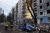 9일 우크라이나 구조대원들이 러시아군의 공격으로 무너진 자포리자시의 민간인 거주 지역 건물 주변을 수색하고 있다. AFP=연합뉴스