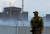 한 러시아 군인이 지난 8월 우크라이나 자포리자 지역에 있는 자포리자 원전에서 경비를 서고 있다. 로이터=연합뉴스