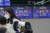 11일 오후 서울 중구 하나은행 딜링룸 모니터에 코스피와 원달러 환율이 표시돼 있다. [연합뉴스]