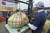 미네소타주 어노카에서 온 트래비스 진저(오른쪽)가 10일(현지시간) 캘리포니아주 하프문베이에서 열린 제49회 세계 호박 컨테스트에서 호박의 무게를 재는 모습을 지켜보고 있다. AP=연합뉴스