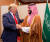 도널드 트럼프 전 미국 대통령(왼쪽)이 지난 2019년 6월 G20 정상회의에서 무함마드 빈 살만 사우디아라비아 왕세자와 만나 악수하고 있다. 로이터=연합뉴스