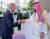 조 바이든 미국 대통령(왼쪽)이 지난 7일 사우디아라비아를 방문해 무함마드 빈 살만 왕세자와 주먹 인사를 하고 있다. AP=연합뉴스