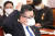 유병호 감사원 사무총장이 11일 국회 법제사법위원회에서 열린 감사원에 대한 국정감사에 참석해 머리를 긁고 있다. 장진영 기자