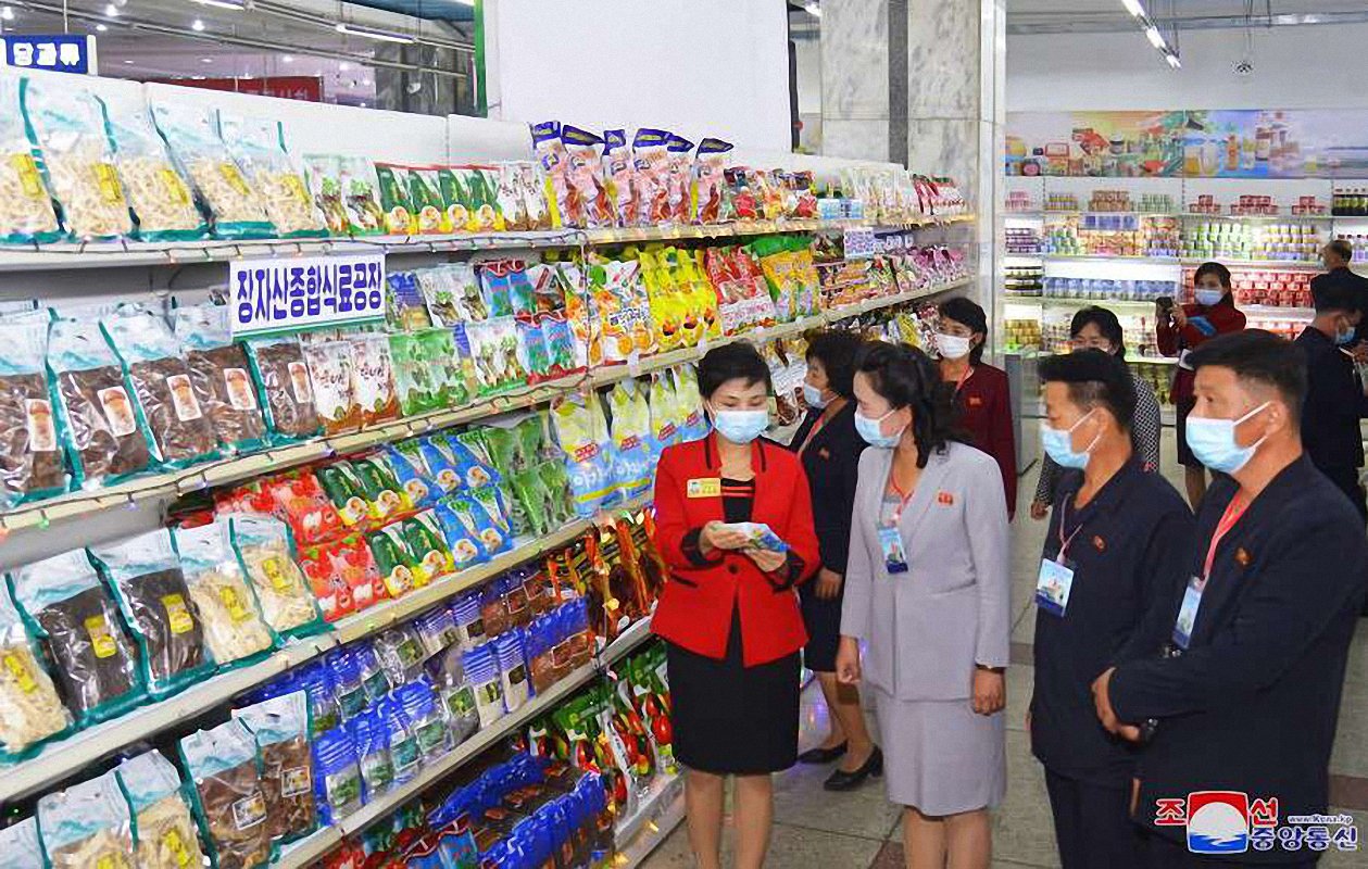 북한 주민들이 식품 매대를 살펴보고 있다. 조선의 오늘 홈페이지 캡처=연합뉴스