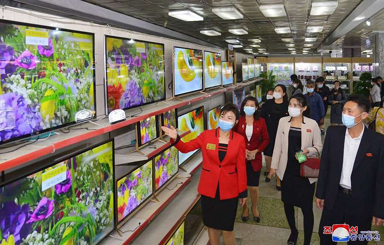 북한 주민들이 TV 제품을 살펴보고 있다. 조선의 오늘 홈페이지 캡처=연합뉴스