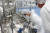 이재용 삼성전자 부회장이 11일 삼성바이오로직스 제4공장을 방문해 바이오의약품 생산시설을 살펴보고 있다. [사진 삼성바이오로직스] 