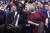 영국 버밍엄에서 열린 보수당 연찬회에 참석한 리즈 트러스 총리(오른쪽)와 쿼지 콰텡 재무부 장관이 대화를 나누고 있다. 연합뉴스
