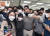 지난 5월 정의선 현대차그룹 회장이 서울 양재동 현대자동차 본사 사옥 대강당에서 직원 대상 ‘마음 상담 토크 콘서트 : 요즘, 우리’를 마친 뒤 직원들과 기념 촬영을 하고 있다. 사진 현대차그룹