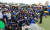 지난 9일 이촌축구장에서 열린 '차범근축구교실 굿바이 페스티벌' 행사에서 회원들과 대화를 나누는 차범근 감독(맨 오른쪽). 뉴스1