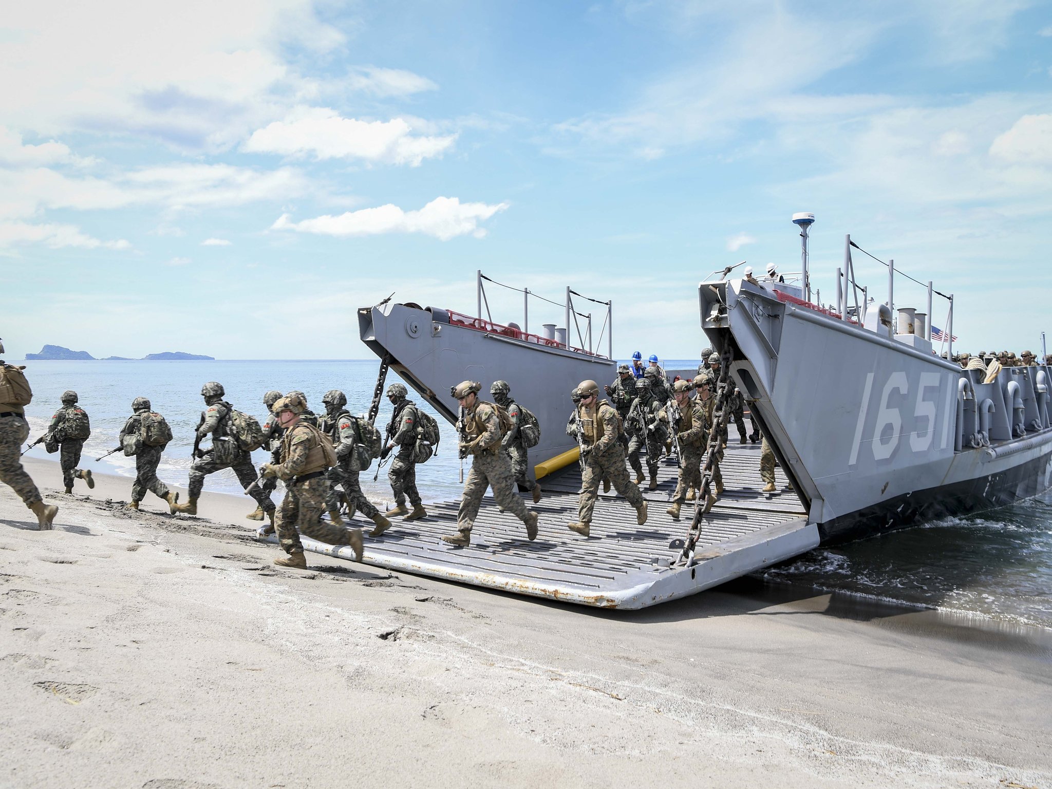  한·미·필리핀 해병대 장병들이 연합상륙훈련 간 상륙주정(LCU)을 이용해 상륙하는 모습. 사진 해병대사령부