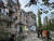 우크라이나 서남부 미콜라이우에서 13일 러시아 미사일 공격으로 크게 파손된 아파트에 구조대원들이 출동하고 있다. 이날 우크라이나 40여 곳이 러시아의 미사일과 이란제 샤헤드-136으로 추정되는 자폭 드론 공격을 받았다. [로이터=연합뉴스]