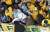 자이르 보우소나루(66) 브라질 대통령(왼쪽 세번째 파란 셔츠)이 지난 7일(현지시간) 노란색과 초록색의 옷을 입은 군중들 사이에서 하늘을 향해 손을 흔들고 있다. [AFP=연합뉴스]