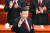 시진핑 중국 국가주석이 16일 제20차 당대회에 참석해 손을 올려 인사하고 있다. AFP=연합뉴스 