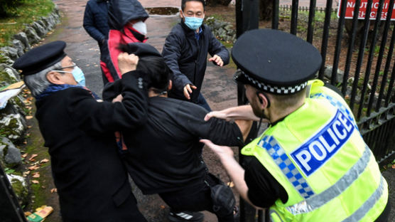 영국서 反시진핑 시위한 홍콩 남성…中영사관 끌려가 집단구타