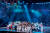 15일 일본 도쿄 아리아케 아레나에서 개최된 'KCON 2022 JAPAN'에서 걸그룹 아이브(IVE)와 팬들이 '러브다이브(LOVE DIVE)' 무대를 함께 꾸민 뒤 단체 사진을 촬영하는 모습. 사진 CJ ENM