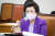 이배용 국가교육위원장이 17일 서울 여의도 국회에서 열린 교육위원회의 국가교육위원회에 대한 국정감사에서 의원 질의에 답하고 있다. 뉴스1