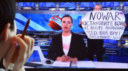 "푸틴은 살인자" 생방송 시위 여기자, 딸과 함께 러시아 탈출
