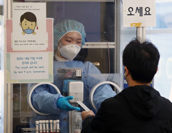 '한국만 실내마스크' 비판에도…정기석 "올 겨울은 유지해야"