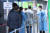 코로나19 신규 확진자가 2만 9503명 발생한 19일 오전 서울 용산구보건소에 마련된 선별진료소를 찾은 시민들이 검사를 받기 위해 줄을 서고 있다. 연합뉴스