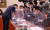 국회 농해수위 민주당 의원들이 19일 서울 여의도 국회 농해수위 전체회의에 앞서 머리를 맞대고 대화를 하고 있다. 장진영 기자