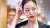 최근 프랑스 파리에 방문한 그룹 아이브(IVE) 멤버 장원영이 한국의 멋을 알리기 위해 직접 챙긴 비녀를 소개하는 모습. 사진 보그 코리아 유튜브 채널 캡처