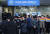 더불어민주당 당직자들이 19일 서울 여의도 중앙당사 앞에서 검찰의 민주연구원 압수수색을 막아서고 있다. 연합뉴스