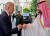 조 바이든 미국 대통령(왼쪽)과 무함마드 빈 살만 사우디아라비아 왕세자가 지난 7월 사우디에서 만나 주먹인사를 나누고 있다. AFP=연합뉴스