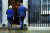 리즈 트러스 영국 총리(왼쪽)가 20일(현지시간) 런던 다우닝가 10번지 총리관저 앞에서 긴급 기자회견을 열고 총리직 사임을 발표한 뒤 관저로 들어가고 있다, 로이터=연합뉴스