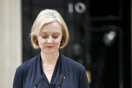 리즈 트러스 영국 총리가 20일(현지시간) 런던 다우닝가 10번지 총리관저 앞에서 긴급 기자회견을 열고 총리직 사임을 발표하고 있다.AFP=연합뉴스