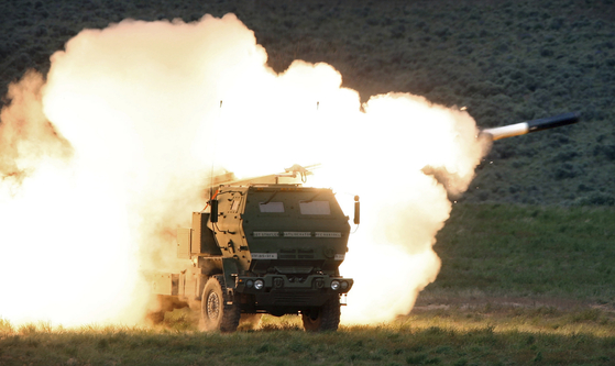 지난 2011년 미국 워싱턴주 야키마 훈련센터에서 미군이 M142 고속기동 포병 로켓시스템(HIMARSㆍ하이마스)를 발사하고 있다. AP=연합뉴스