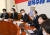 이재명 민주당 대표(왼쪽 셋째)가 20일 국회에서 열린 긴급 최고위원회의에서 서영교 최고위원(오른쪽 둘째)의 발언을 듣고 있다. 장진영 기자