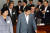 2006년 8월 30일 정부 중앙청사 별관에서 열린 ‘비전 2030’ 보고대회에 노무현 대통령이 한명숙(왼쪽 첫째) 총리와 함께 입장하고 있다. 오른쪽 첫째는 비전 2030 보고서 작성을 주도한 변양균 청와대 정책실장. 중앙포토