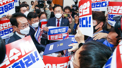 [포토타임] '손만 빼꼼'…항의하는 野 의원들 사이로 선서문 건네는 이원석 검찰총장