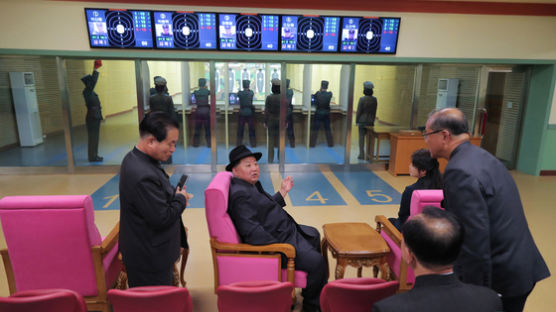 금연 하라는 北…학교가서도 담뱃불 붙인 김정은 옆엔 이것 [정용수의 평양, 평양사람들] 