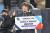 KT 박병호가 20일 키움과 준플레이오프 4차전에서 데일리 MVP를 받은 뒤 엄지손가락을 치켜 들고 있다. 연합뉴스