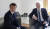 20일(현지시간) 유럽연합(EU) 27개 회원국 정상회의에 참석하기 위해 벨기에 브뤼셀을 방문한 에마뉘엘 마크롱 프랑스 대통령(왼쪽)과 올라프 숄츠 독일 총리가 양자회담을 하고 있다. AP=연합뉴스