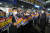 더불어민주당 의원 및 당직자들이 지난 19일 서울 여의도 중앙당사 앞에서 민주연구원 압수수색에 나선 검찰 관계자들과 대치하고 있다. 국회사진기자단