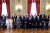 조르자 멜로니 신임 이탈리아 총리(앞줄 오른쪽에서 5번째)가 22일 내각을 구성하고 취임했다. AFP=연합뉴스