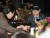 안성기가 지난 20일 오후 서울 강동구 고덕동 스테이지28에서 열린 ‘제12회 아름다운예술인상’에서 배우 정우성과 건배를 하고 있다. 뉴스1
