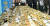 지난 2011년 4월11일 전북 김제경찰서 관계자들이 전북 김제 금구면 소재 한 마늘밭을 파헤쳐 찾아낸 5만원권 지폐 수십만장을 확인하고 있는 모습. 프리랜서 오종찬