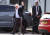 도미니카 공화국에서 휴가를 즐기고 있던 보리스 존슨 전 영국 총리가 22일 런던 개트윅 공항을 나오면서 취재진을 향해 손을 흔들고 있다. 로이터=연합뉴스
