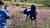  지난 20일 제주시 이호테우해수욕장 인근 코스모스 꽃밭을 찾은 관광객이 꽃을 배경으로 사진을 찍고 있다. 최충일 기자