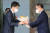 2022년 9월 7일 김후곤 당시 서울고검장이 퇴임식을 마친 뒤 이원석 당시 검찰총장 후보자로부터 꽃다발을 받고 있다. 뉴스1