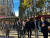 프랑스 샹제리제 거리에서 아르노 엔가차 파리시 부시장(오른쪽에서 두 번째)이 오세훈 서울시장(오른쪽에서 세 번째)에게 파리 도심 녹지 조성사업을 설명하고 있다. 파리=문희철 기자