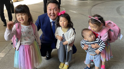 [사진] 출근길에 이웃 아이들 만난 윤 대통령